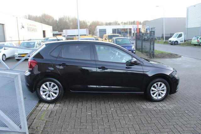 Volkswagen POLO 1.0 TSI Highline Climate control/Stoelverwarming/Navigatie/Apple car play/Verwarmbare buitenspiegels/Parkeerassistent/Privacy glass/Cruise control