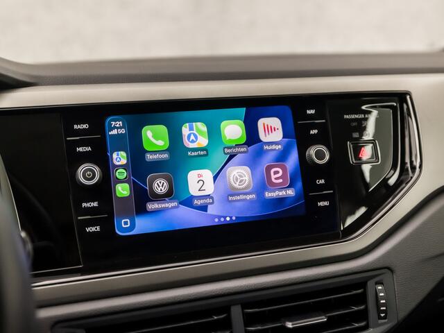 Volkswagen POLO 1.0 TSI Sportline (APPLE CARPLAY, GROOT NAVI, CLIMATE, CAMERA, SPORTSTOELEN, LM VELGEN, ADAPTIVE CRUISE, MODE KNOP, PARKEER ASSISTENT, PARKEERSENSOREN, NIEUWSTAAT)