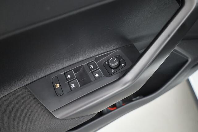 Volkswagen POLO 1.0 TSI R-Line DSG | Adapt. Cruise | Apple CarPlay & Android Auto | Trekhaak | Navi | 17"