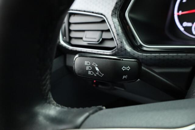 Volkswagen T-Cross 1.0 TSI Style | Adapt. Cruise | CarPlay | Trekhaak | Navi | All Season | Stoelverw.