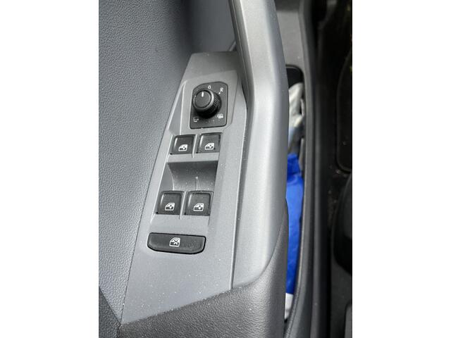 Volkswagen T-Cross 1.0 TSI Life Navigatie / App Connect / Lane- en Side assist / Climatronic / LM Velgen 16" Adaptive Cruise Control