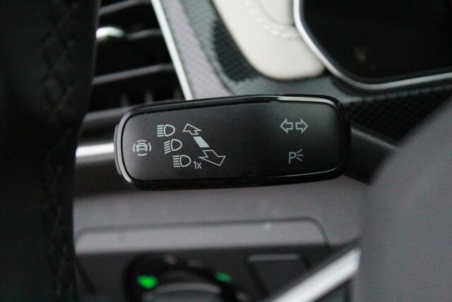 Volkswagen T-Cross 1.0 TSI Style | trekhaak | IQlight | ACC | Stoelverwarming |