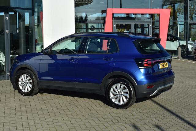 Volkswagen T-Cross 1.0 TSI Life navigatie, parkeersensoren voor en achter, side assist dodehoek sensor, NL auto dealer onderhouden, adaptieve cruise control, airco, 16"LM Velgen, dakrailing, licht en regensensor, DAB+