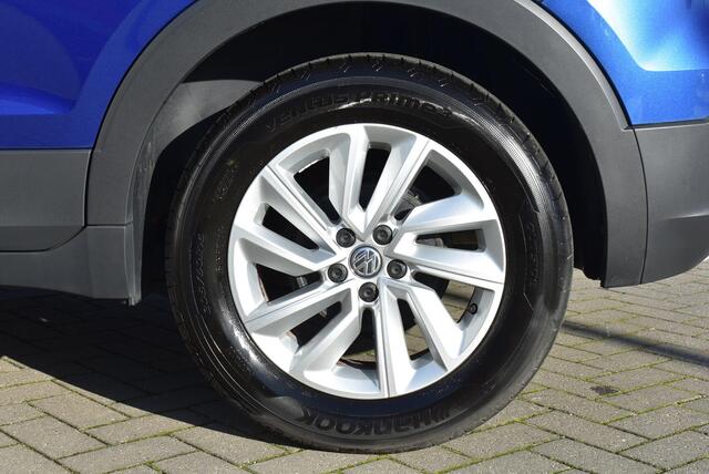 Volkswagen T-Cross 1.0 TSI Life navigatie, parkeersensoren voor en achter, side assist dodehoek sensor, NL auto dealer onderhouden, adaptieve cruise control, airco, 16"LM Velgen, dakrailing, licht en regensensor, DAB+