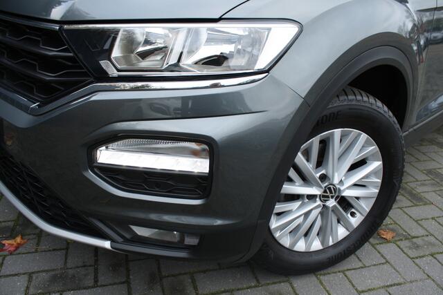 Volkswagen T-Roc 1.5 TSI Style Business - AUTOMAAT - NAVIGATIE - CAMERA - PDC - RIJKLAAR