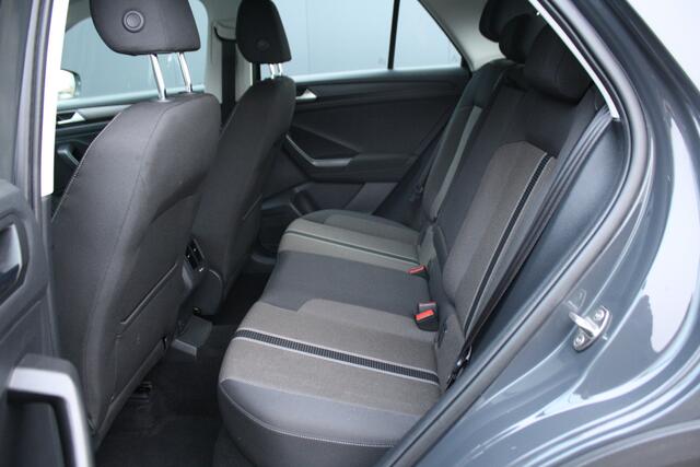 Volkswagen T-Roc 1.5 TSI Style Business AUTOMAAT - NAVIGATIE - CAMERA - TREKHAAK
