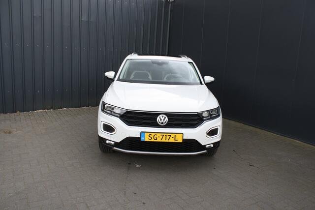 Volkswagen T-Roc 1.5 TSI Sport - PANORAMADAK - TREKHAAK - VIRTUAL COCKPIT - NAVIGATIE