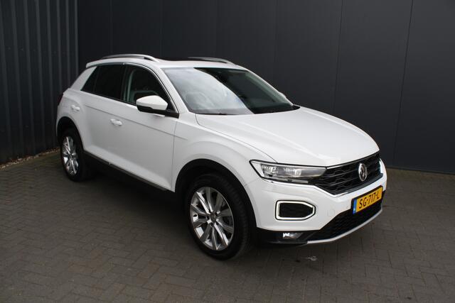 Volkswagen T-Roc 1.5 TSI Sport - PANORAMADAK - TREKHAAK - VIRTUAL COCKPIT - NAVIGATIE