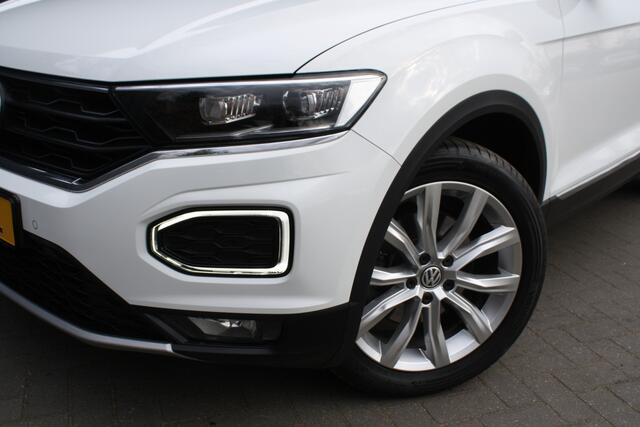 Volkswagen T-Roc 1.5 TSI Sport - PANORAMADAK - TREKHAAK - VIRTUAL COCKPIT - NAVIGATIE