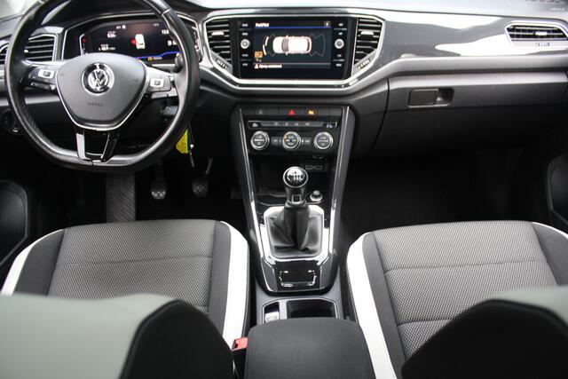 Volkswagen T-Roc 1.5 TSI Sport - PANORAMADAK - TREKHAAK - VIRTUAL COCKPIT - NAVIGATIE