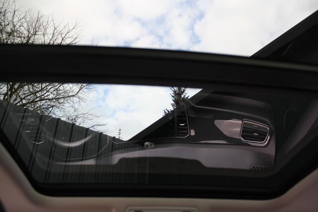 Volkswagen T-Roc 1.5 TSI Sport - PANORAMADAK - TREKHAAK - VIRTUAL COCKPIT - NAVIGATIE