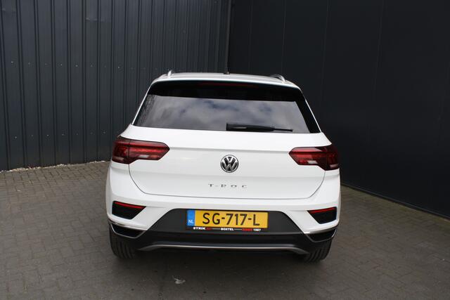 Volkswagen T-Roc 1.5 TSI Sport - PANORAMADAK - TREKHAAK - VIRTUAL COCKPIT - NAVIGATIE