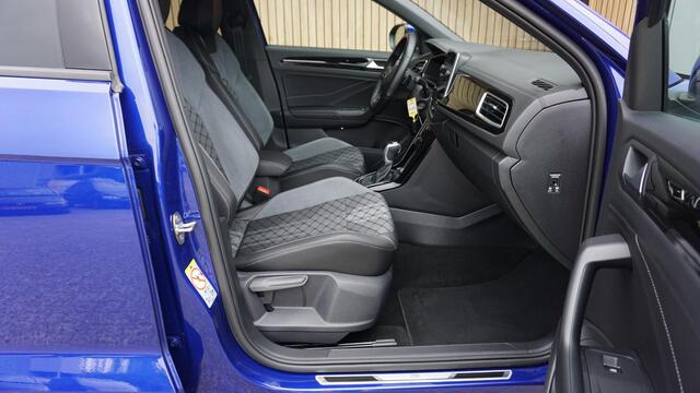 Volkswagen T-Roc 1.5 TSI 150pk DSG 2x R-Line IQ Light Afn-Trekhaak 17inch LM Adaptive Cruise Control Stuurverwarming *Lapiz Blue*