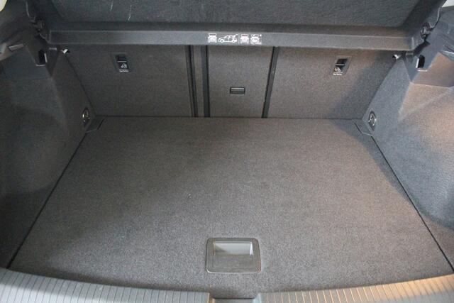Volkswagen T-Roc 1.5 TSI Style Navigatie | Inklapbare spiegels | Climate Control | Privacy Glass