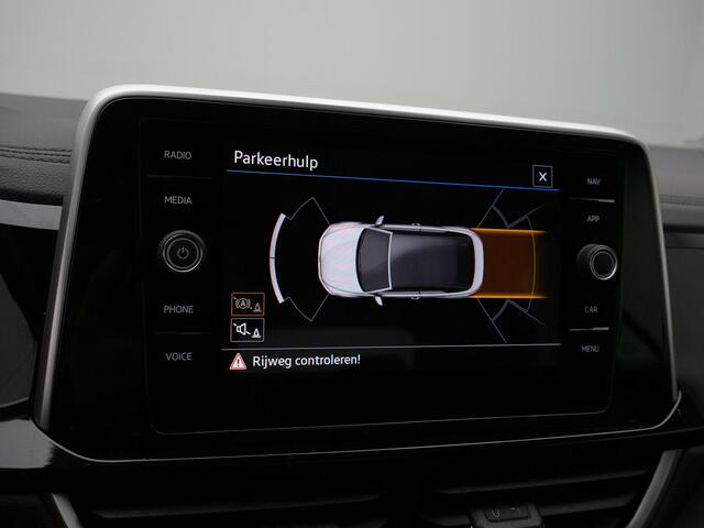 Volkswagen T-Roc Cabrio 1.5 TSI 150 pk DSG R-Line | Trekhaak | Stuur-/stoelverwarming | Navigatie | Parkeersensoren voor/achter