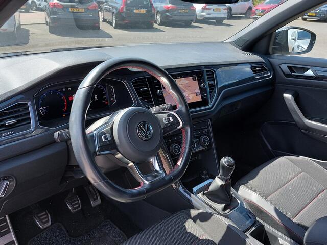 Volkswagen T-Roc 1.5 TSI 150pk Sport Business R | Origineel NL | Navi | Apple Carplay+Android Auto | Clima | Adap.Cruise | Led Koplampen | Licht+Regensensor | Pdc V+A+Camera | Privacy Glass | 18''lm