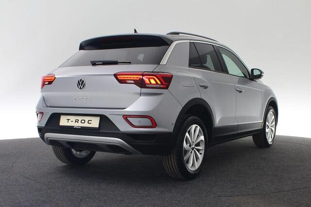 Volkswagen T-Roc Life Edition 1.5 TSI 110 kW / 150 pk DSG | IQ Light | Camera | Park Assist | Side Assist | 17 inch