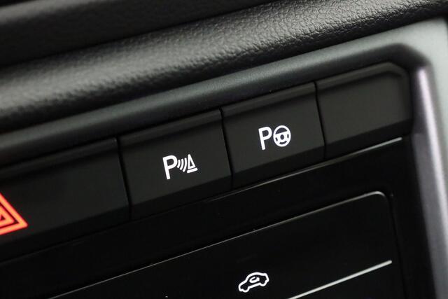 Volkswagen T-Roc Life Edition 1.5 TSI 110 kW / 150 pk DSG | IQ Light | Camera | Park Assist | Side Assist | 17 inch