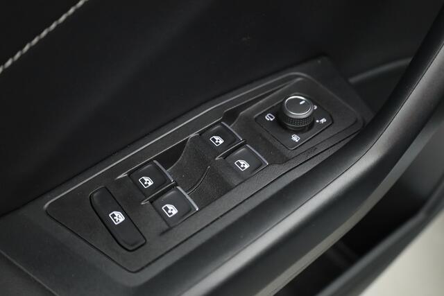 Volkswagen T-Roc 1.5 TSI Style DSG | Navi | Afn. Trekhaak | IQ Light | Massage | Adapt. Cruise | Apple CarPlay