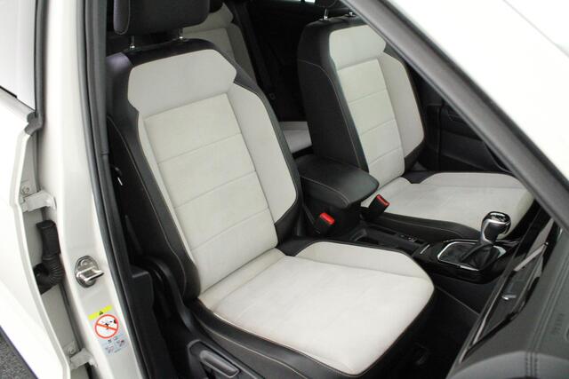 Volkswagen T-Roc 1.5 TSI 150pk DSG Style Camera Panoramadak IQ.Light Stoelverwarming Carplay