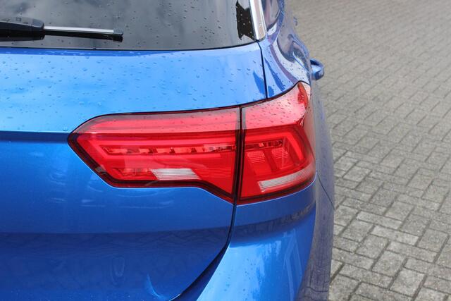 Volkswagen T-Roc 1.5 TSI Style 1.5 TSI 150pk, Navigatie, PDC V+A, Zwart Dak, 17", Virual Cockpit, All Weather banden.