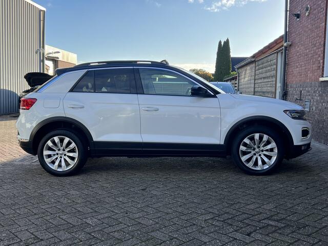 Volkswagen T-Roc 1.0 TSI Style | PANORAMADAK | ACHTERUITCAMERA | NAVIGATIE |