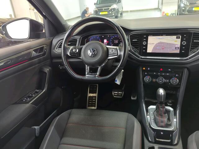 Volkswagen T-Roc 1.5 TSI Sport / AUTOMAAT/ CAMERA/ PARK. SENSOREN/ DIGITAL DASHBOARD/ LED/ GETINT GLAS/ NAVI/ CLIMA/ 18" LMV