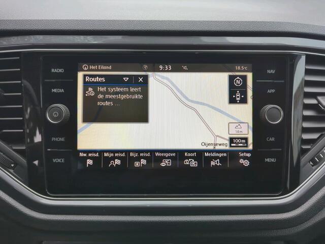 Volkswagen T-Roc 1.5 TSI Sport / Pano / Navigatie / Led / Digitaal dashboard / Camera / Parkeersensoren / Lichtmetaal 18 inch /