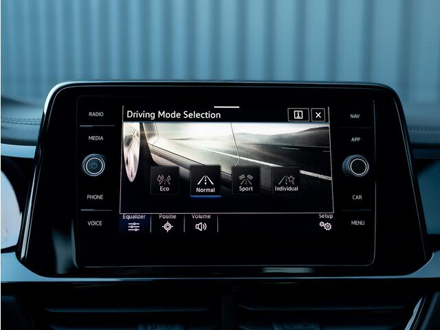 Volkswagen T-Roc 1.5 TSI R-Line Business | Standkachel | Trekhaak afnb. | IQ Light | Camera | Prijs Rijklaar!!