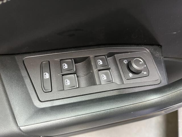 Volkswagen T-Roc 1.5 TSI 2X R-Line / AUTOMAAT/ BLACK STYLE/ KEYLESS/ ALCANTARA/ 19" LMV/ DIGITAL DASH/ MATRIX/ ADAPT. CRUISE/ PARK. SENSOREN + CAMERA/ CLIMA/ APP-CONNECT/ NAVI/ RIJ-MODI/ SPRAAKBEDIENING