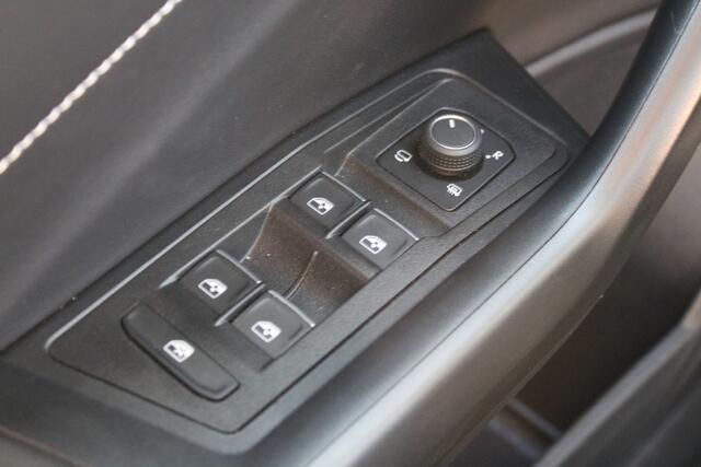 Volkswagen T-Roc 1.5 TSI Life Edition 150pk - ACC - LED - Navi - Stoelverwarming - Blind Spot - Virtual cockpit - Rijklaar