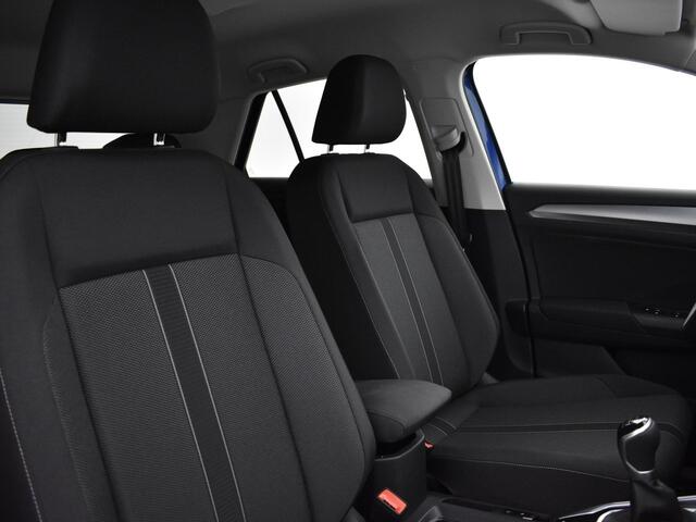 Volkswagen T-Roc Life Edition 1.0 TSI 116 pk 6 versn. Hand · Achteruitrijcamera · Parkeersensoren voor en achter ·