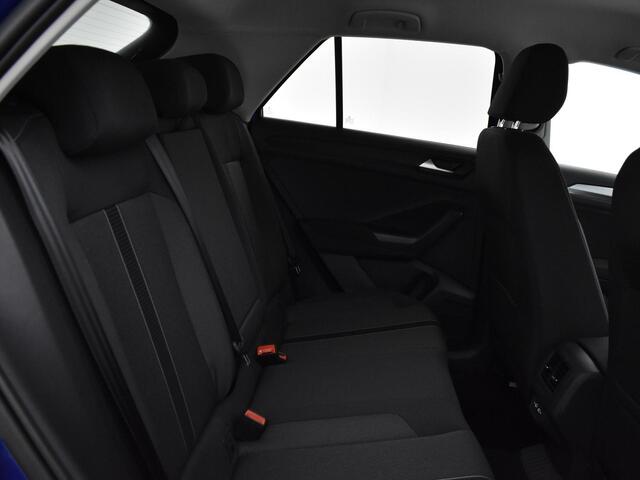 Volkswagen T-Roc Life Edition 1.0 TSI 116 pk 6 versn. Hand · Achteruitrijcamera · Parkeersensoren voor en achter ·