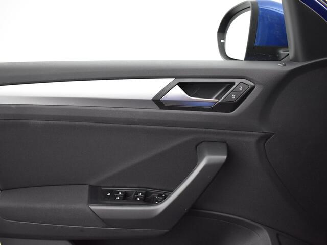 Volkswagen T-Roc Life Edition 1.0 TSI 116 pk 6 versn. Hand · Achteruitrijcamera · Parkeersensoren voor en achter ·