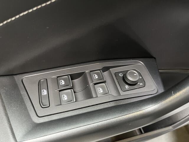 Volkswagen T-Roc 1.5 TSI R-Line / AUTOMAAT/ 2x R-LINE/ PARK. SENSOREN/ IQ. LIGHT/ DODE HOEK/ STOELVERWARM./ DIGITAL DASHBOARD/ APP-CONNECT/ ADAPT. CRUISE/ CLIMA/ DAB/ 18" LMV