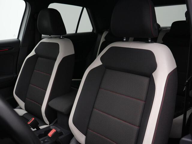 Volkswagen T-Roc 1.5 TSI 150 pk DSG Sport | Trekhaak | Stoelverwarming | Parkeersensoren voor/achter | Elektr. achterklep