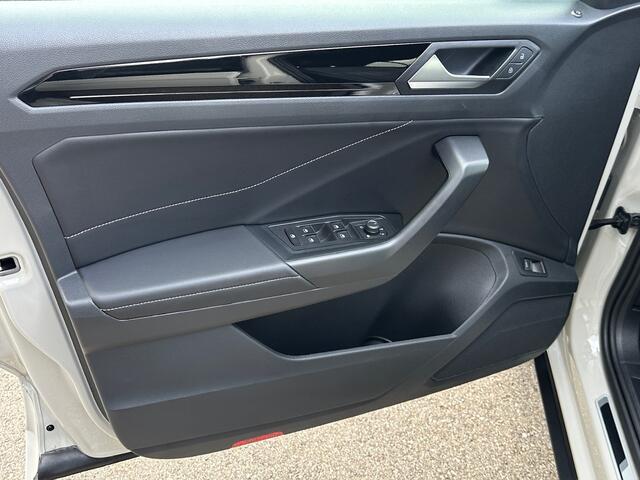 Volkswagen T-Roc 1.5 TSI 150pk DSG R-Line | Camera | Keyless | Elek. Achterklep | Dode hoek | Rijklaar incl. 1 jaar Bovag garantie