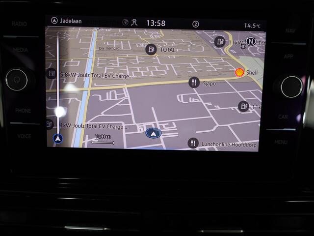 Volkswagen T-Roc 1.5 TSI R-Line 150 pk Automaat (DSG) | Verlengde garantie | Navigatie | Trekhaak (afneembaar) | Parkeersensoren (Park assist) | Achteruitrijcamera | R-Line |