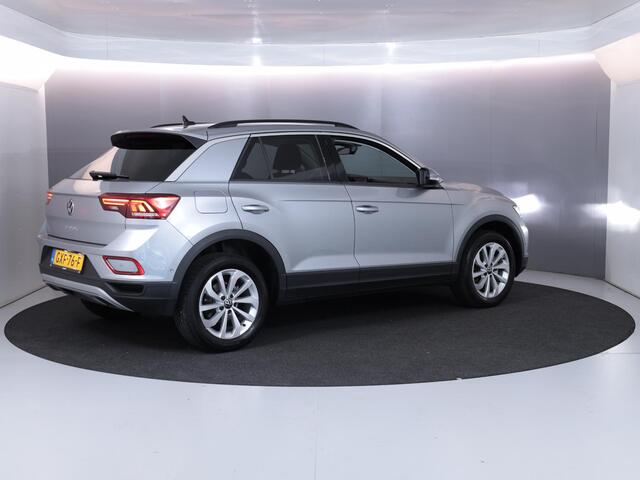 Volkswagen T-Roc 1.5 TSI Life Edition 150 pk Automaat (DSG) | Verlengde garantie | Navigatie via App | Parkeersensoren (Park assist) | Achteruitrijcamera | Adaptieve cruise control |