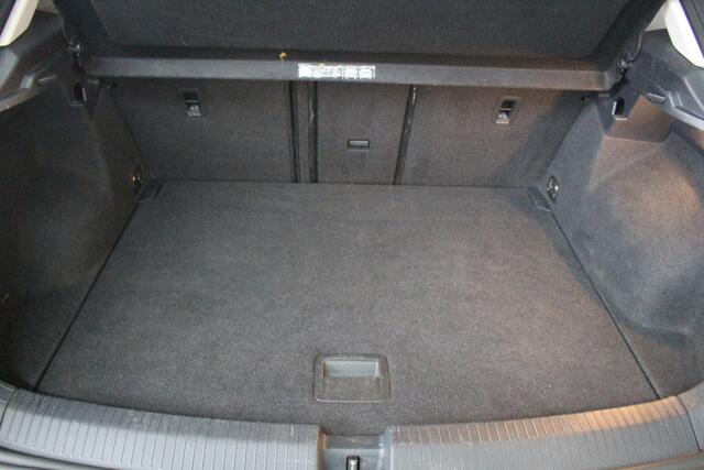 Volkswagen T-Roc 1.0 TSI Style Business Navigatie | Achteruitrijcamera | 17" Velgen | Stoelverwarming