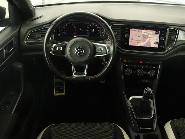 Volkswagen T-Roc 1.0 TSI Sport | Stoelverwarming | Camera | Virtual Cockpit | Adaptive cruise | DAB | Full LED | Climate control | Getint glas