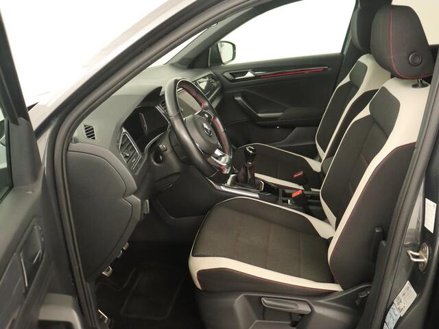 Volkswagen T-Roc 1.0 TSI Sport | Stoelverwarming | Camera | Virtual Cockpit | Adaptive cruise | DAB | Full LED | Climate control | Getint glas