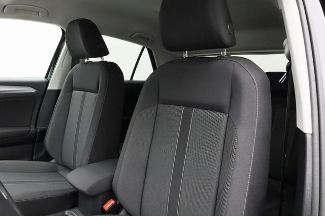 Volkswagen T-Roc 1.5 TSI 150 pk DSG Life | Trekhaak | Stoelverwarming | Carplay | Parkeersensoren voor/achter | Adaptive Cruise