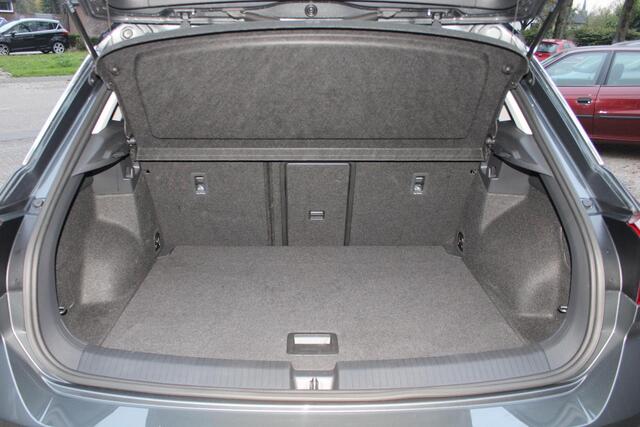 Volkswagen T-Roc 1.5 TSI Apple/Android carplay, Parkeer assistent, NAVI, LED, ACC, Leder, Parkeersensoren, Comfortstoelen, 18" LMV