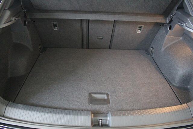 Volkswagen T-Roc 1.5 TSI R-Line Navigatie | Camera | Stoelverwarming | All Season banden