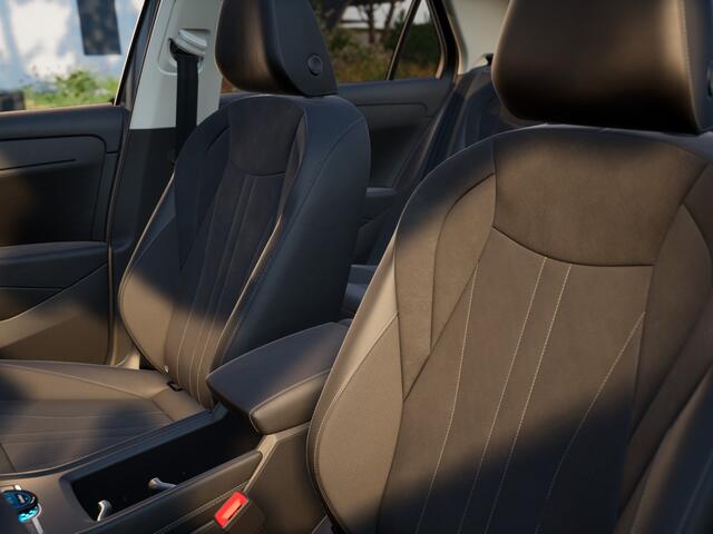 Volkswagen T-Roc Style First Edition 1.5 eTSI 150 PK | Trekhaak | Stoel & Stuurverwarming | Elektrische Achterklep | Camera |