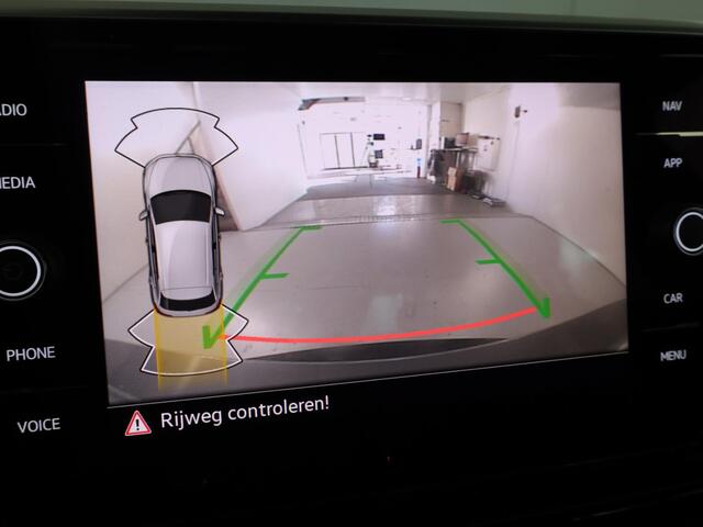 Volkswagen T-Roc 1.5 TSI R-Line Business 150PK DSG | Verlengde garantie | Navigatie | Keyless entry | 18" LMV |