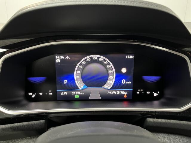 Volkswagen T-Roc 1.5 TSI R-Line / AUTOMAAT/ FABRIEKSGARANTIE T/M 2-2027/ TREKHAAK AFNEEMBAAR/ FABRIEKSGARANTIE/ ALCANTARA/ ADAPT. CRUISE/ APP-CONNECT/ NAVI/ MATRIX/ RIJ-MODI/ PARK. SENSOREN + CAMERA/ STOEL VERWARM.