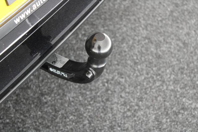 Volkswagen T-Roc 1.5 TSI 150pk DSG R-Line Business+ Panoramadak Trekhaak Camera Matrix Keyless Stoelverwarming