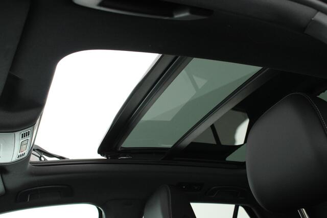 Volkswagen T-Roc 1.5 TSI 150pk DSG R-Line Business+ Panoramadak Trekhaak Camera Matrix Keyless Stoelverwarming